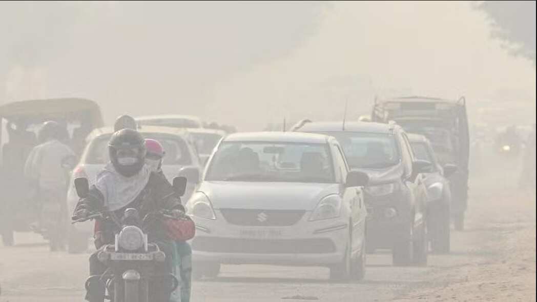 Delhi Air Quality Today: AQI remains 'very poor'; GRAP-4 restrictions to stay until December 2