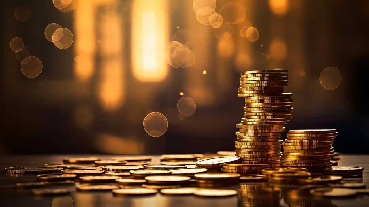 Gold shines bright on Friday: Prices soar by Rs 607, futures touch Rs 77,163/10gm10g