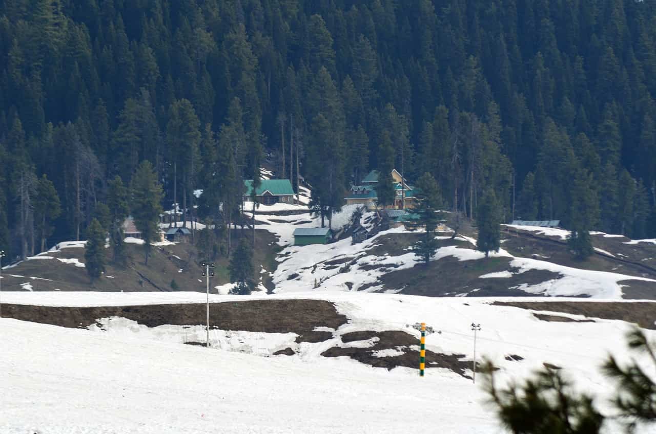 Fresh snowfall in higher reaches of Kashmir, night temperature settles above freezing point