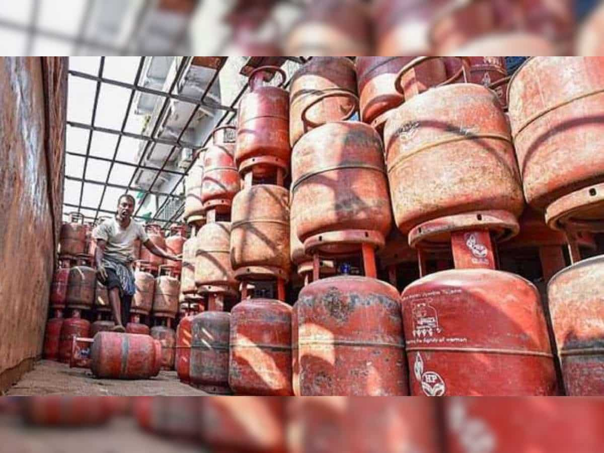 LPG Cylinder Rates From Today: Commercial cooking gas becomes dearer by Rs 16.5