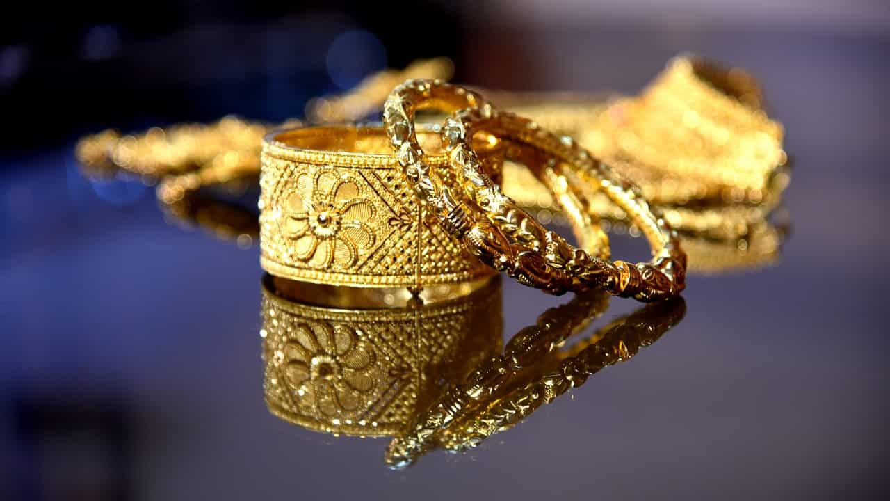 Spot gold trades below $2,640 per ounce