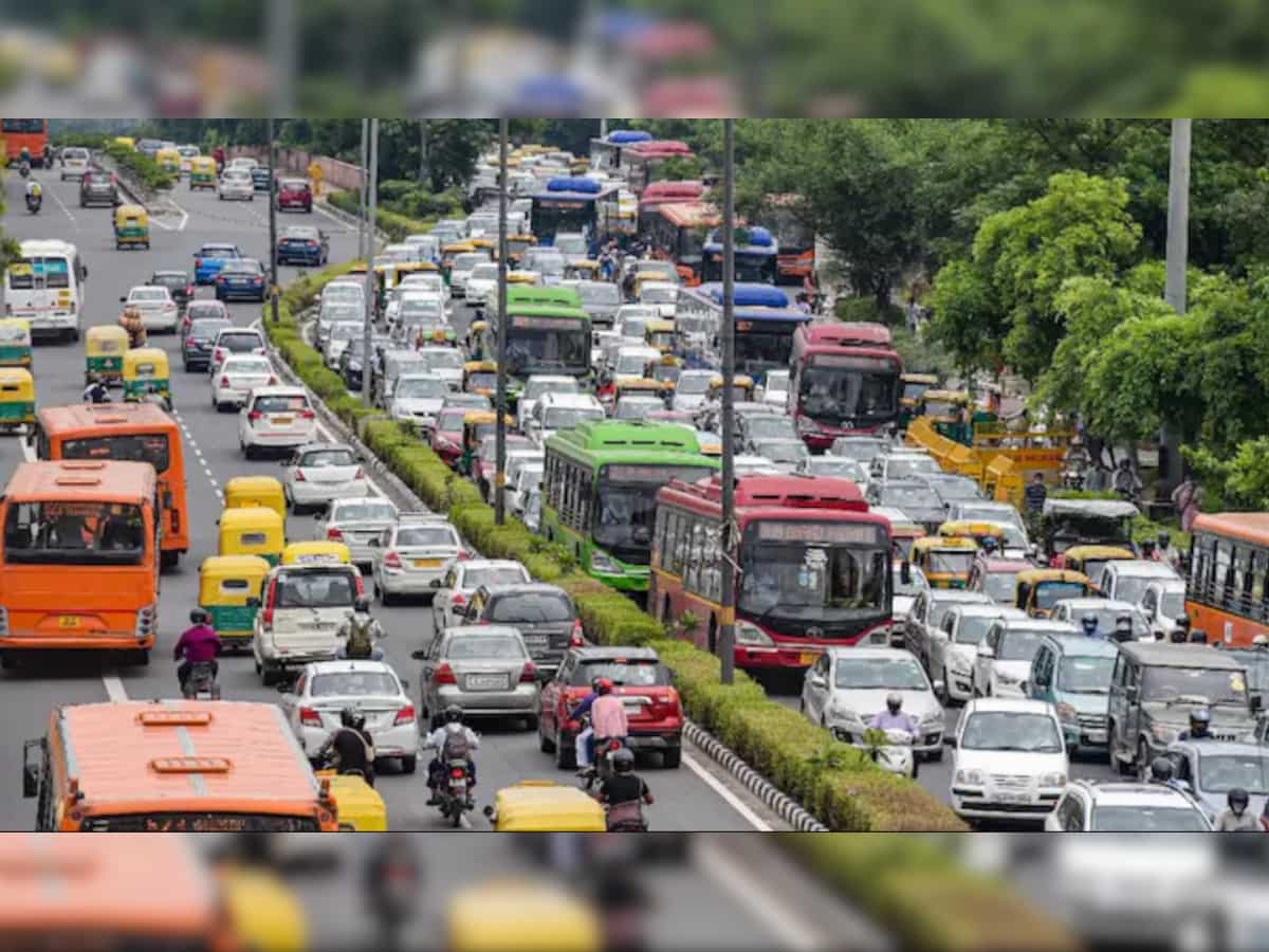 Massive traffic jam at Ghazipur border, commuters share grievances