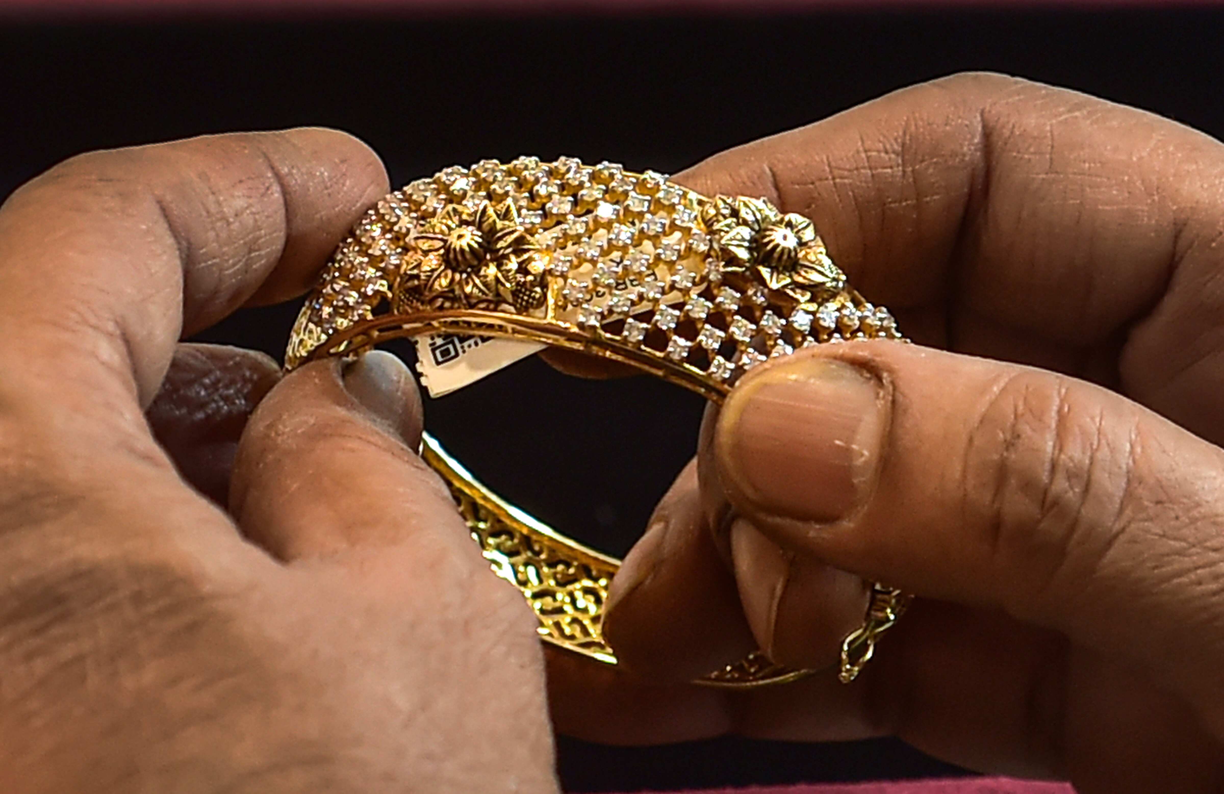 Gold price dips by Rs 190 to Rs 78,960/10 grams, silver rate climbs by Rs 350 to Rs 93,850/kg
