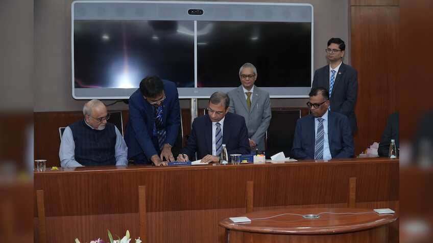 Sanjay Malhotra takes charge as RBI Governor