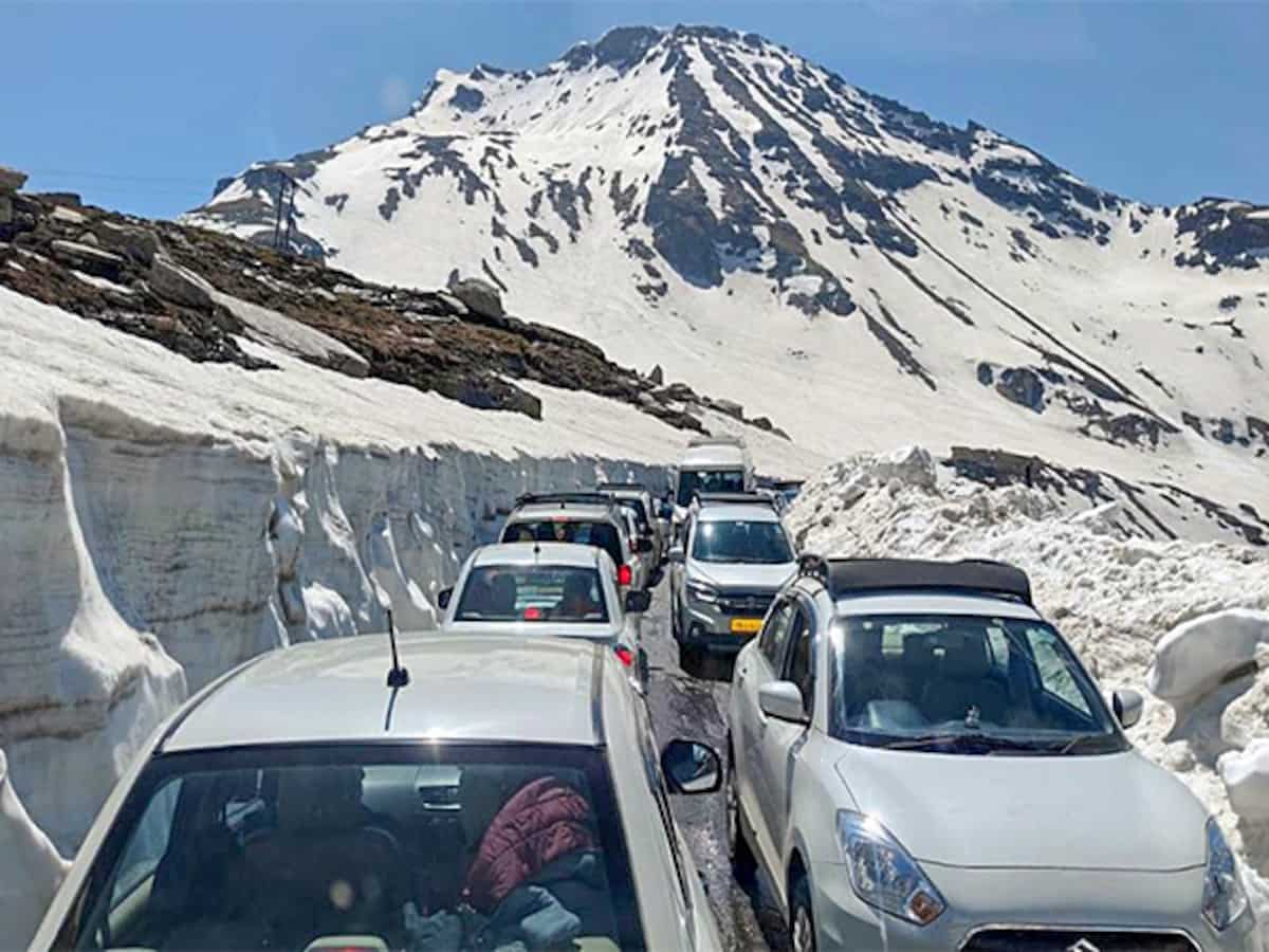 Snowfall in Himachal leads to closure of 223 roads, Shimla hotel room occupancy rises to 70% 