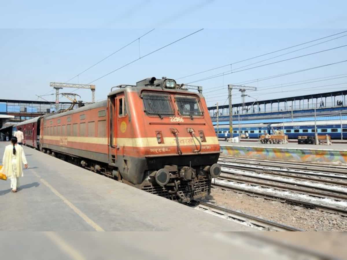 Delhi: 20 trains delayed due to dense fog and poor visibility on Christmas morning