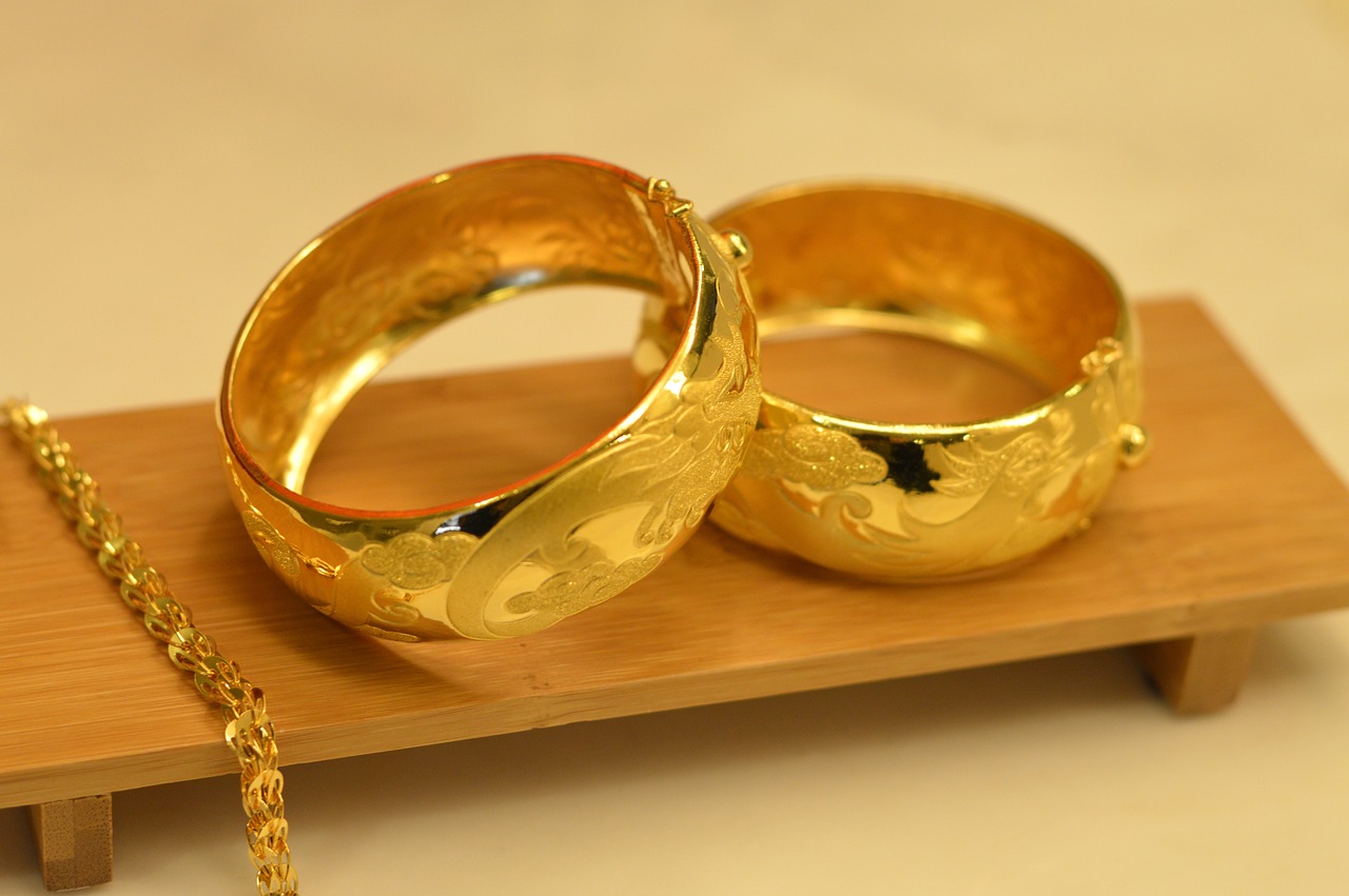 Gold climbs Rs 330 to Rs 79,720 per