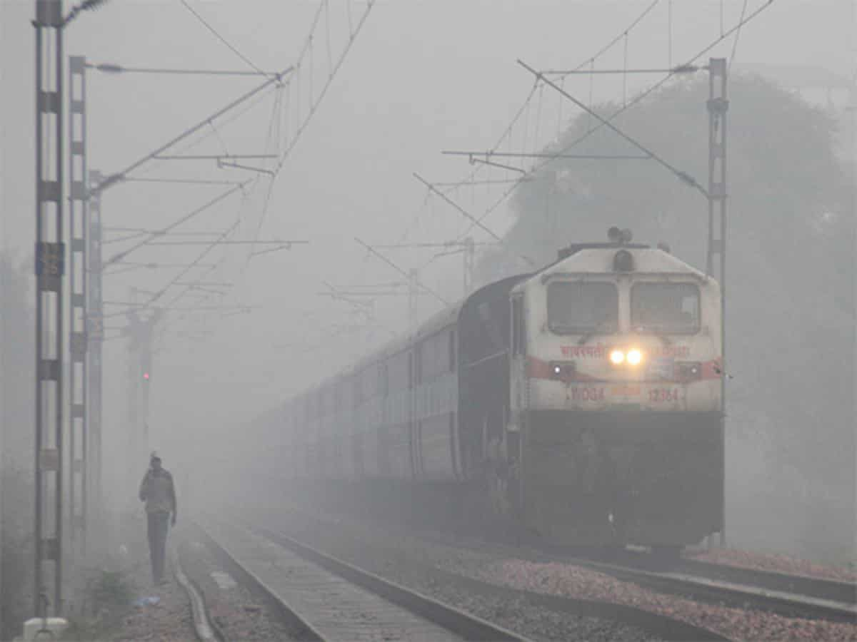 Dense fog in Delhi for second consecutive morning; 81 trains delayed 