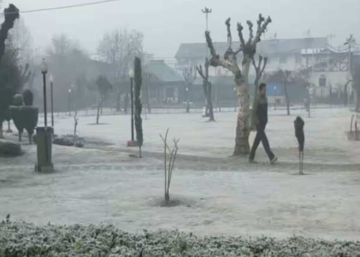Cold conditions intensify in Kashmir amid clear sky; Pahalgam shivers at minus 10.4 degree Celsius