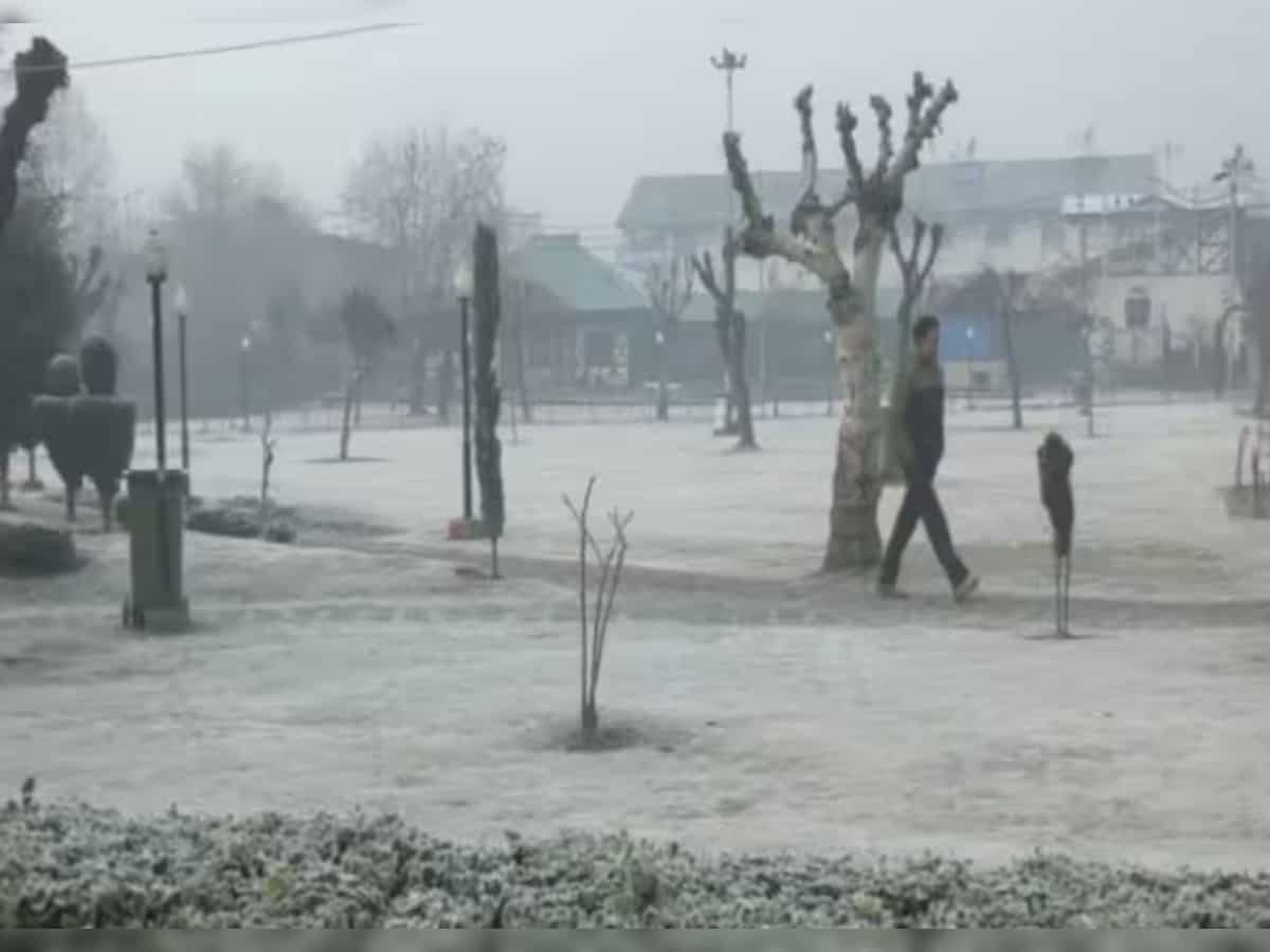 Cold conditions intensify in Kashmir amid clear sky; Pahalgam shivers at minus 10.4 degree Celsius