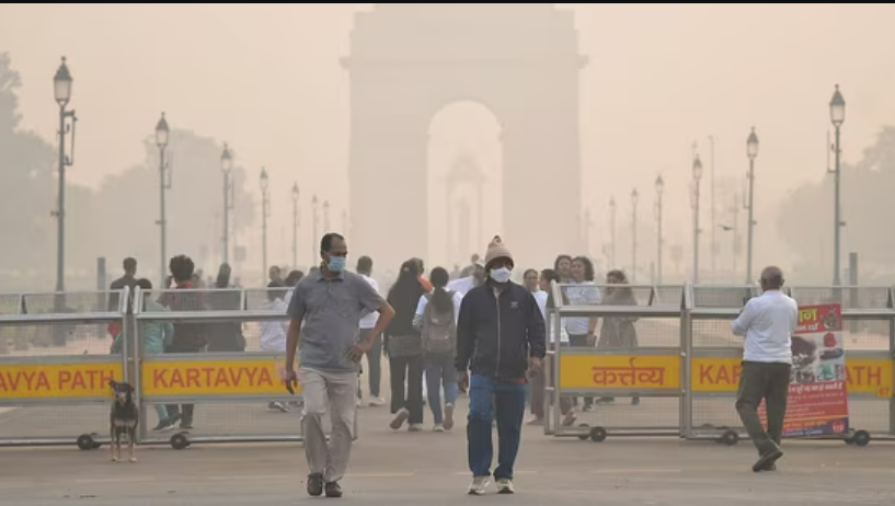 Delhi's air quality remains 'poor' amid cold wave; IMD predicts isolated rainfall
