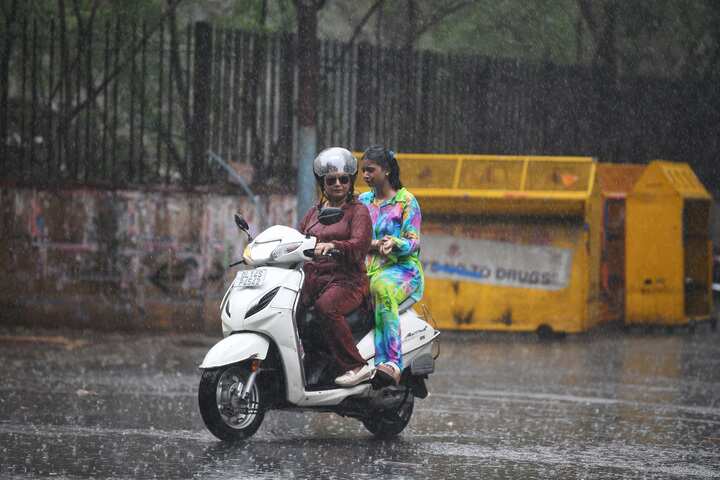 Delhi wakes up to light rain amid 'poor' air quality; IMD predicts more showers