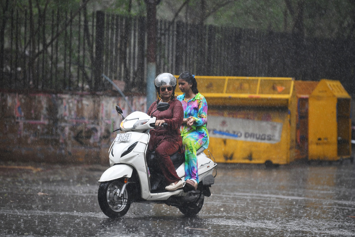 Delhi wakes up to light rain amid 'poor' air quality; IMD predicts more showers