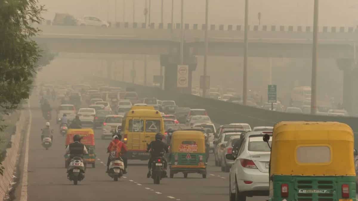 Delhi Chokes Again: AQI soars past 300 in several parts, GRAP 3 stays in force 