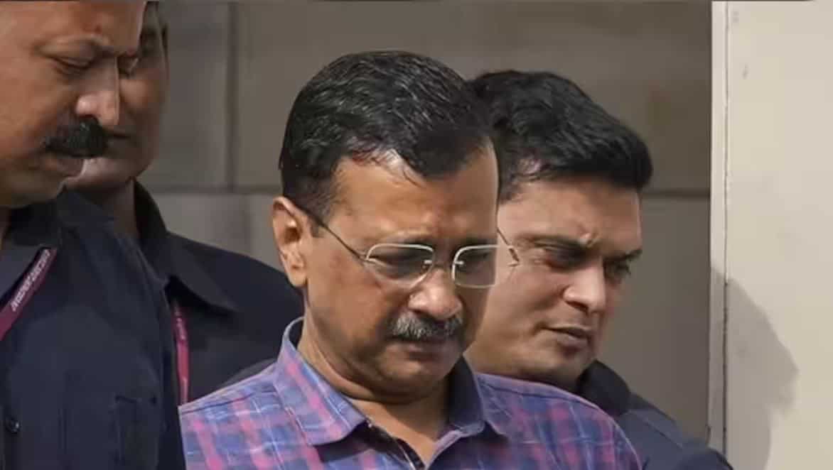 Kejriwal meets newly elected AAP MLAs, asks them to work for people