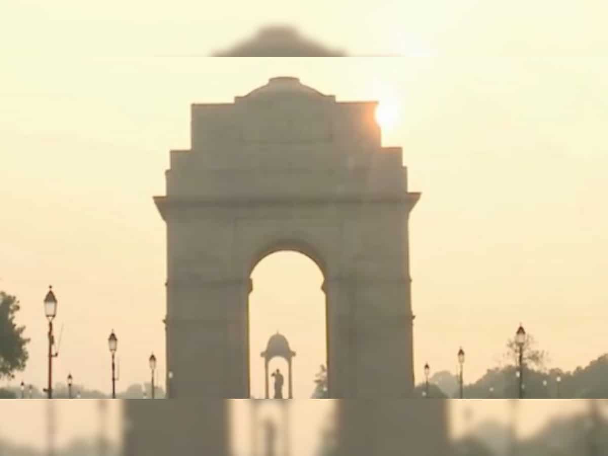   Weather Update: Delhi wakes up to cloudy morning, light rain expected