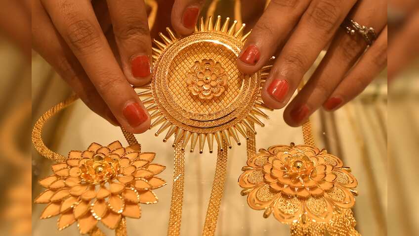Gold declines Rs 200 to Rs 89,100 per 10 g, silver trades flat 