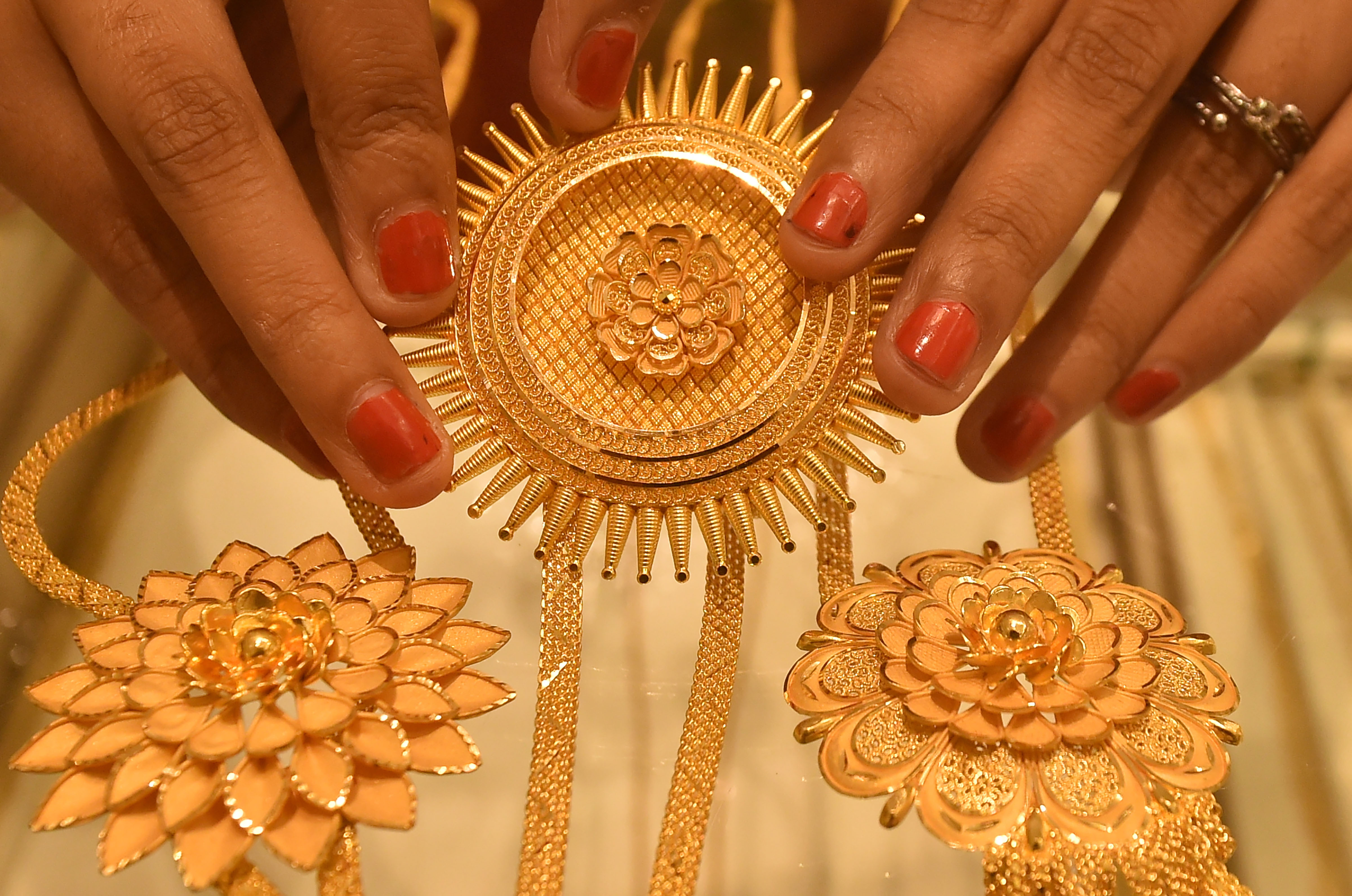Gold declines Rs 200 to Rs 89,100 per 10 g, silver trades flat