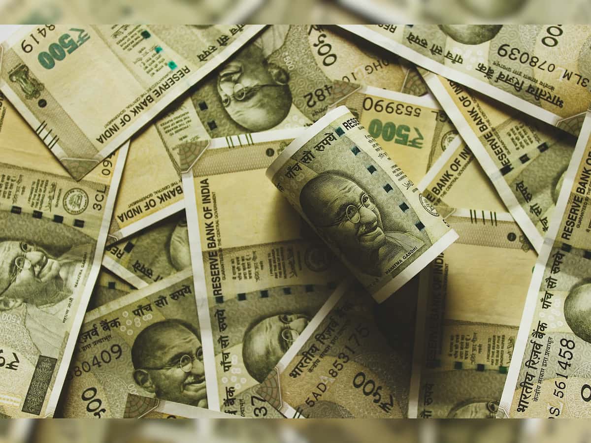 Currency Market: Rupee slips 8 paise to close
