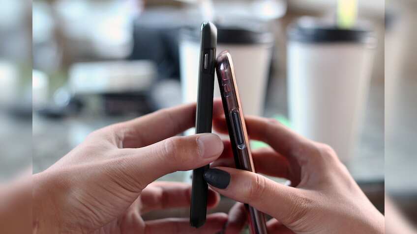 Smartphone makers remain cautious over unpredictable US tariff policies