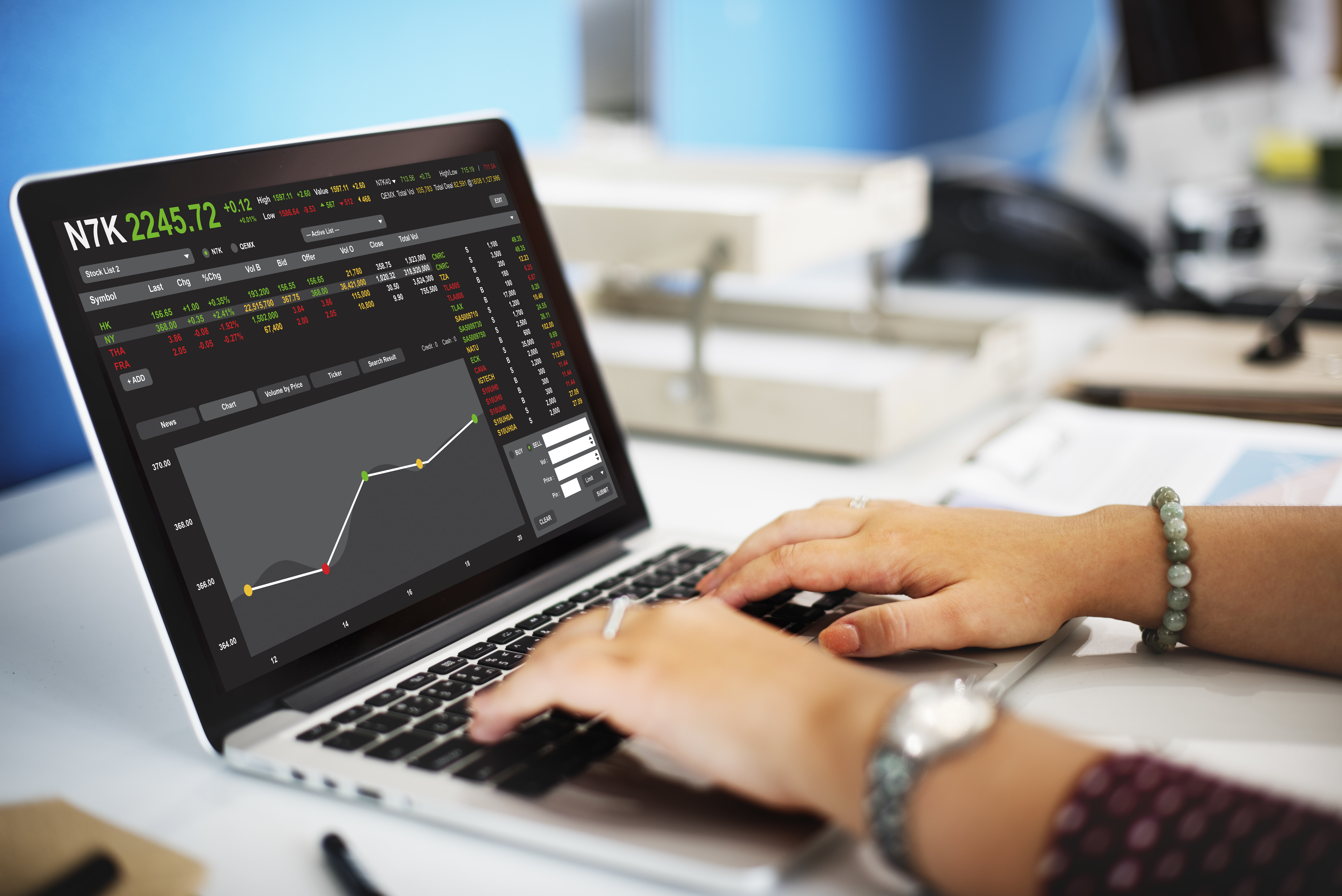Anil Singhvi recommends buying high-dividend yield HCL Technologies
