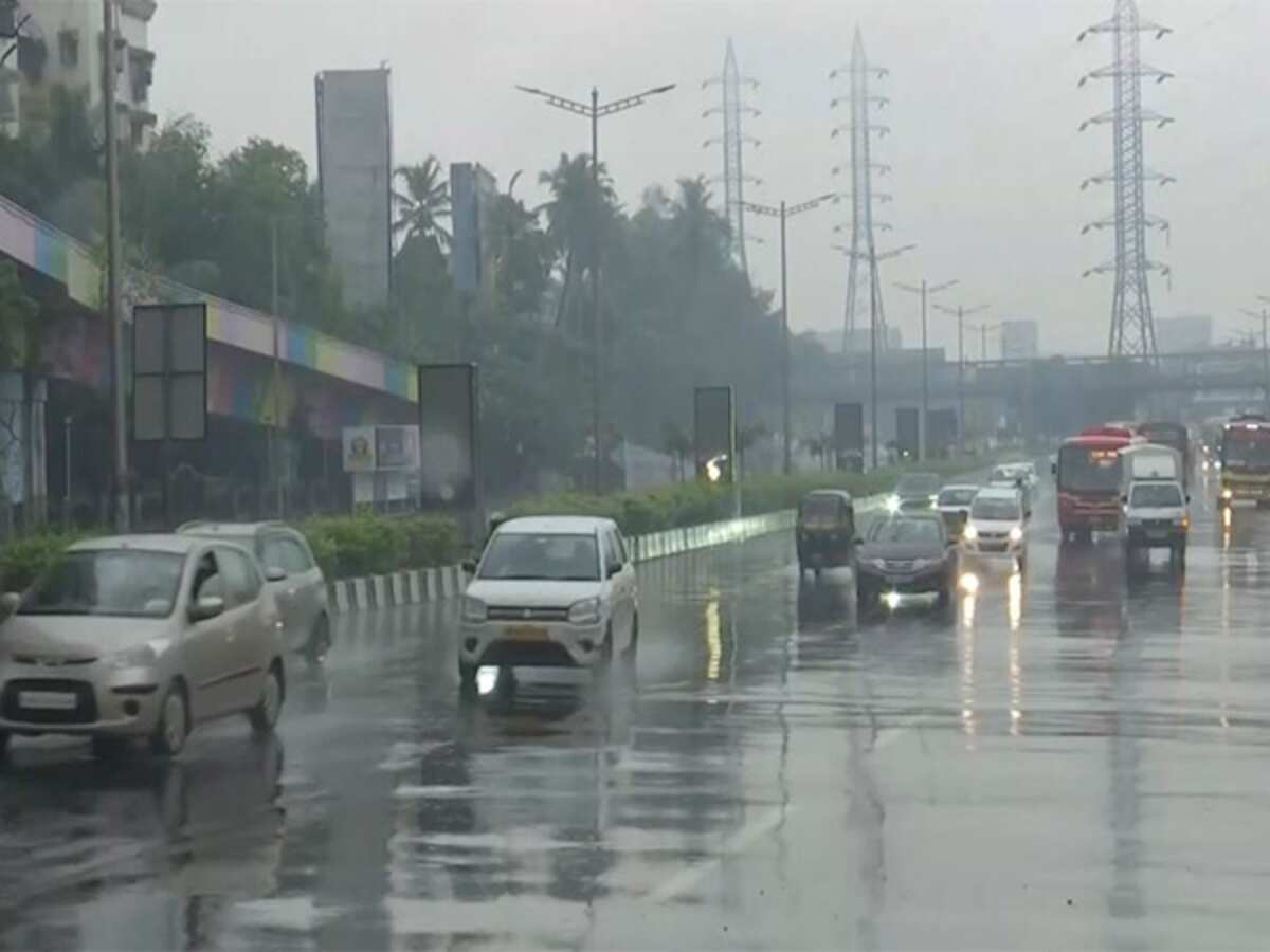 Heavy rain lashes Mumbai; IMD issues alert, traffic