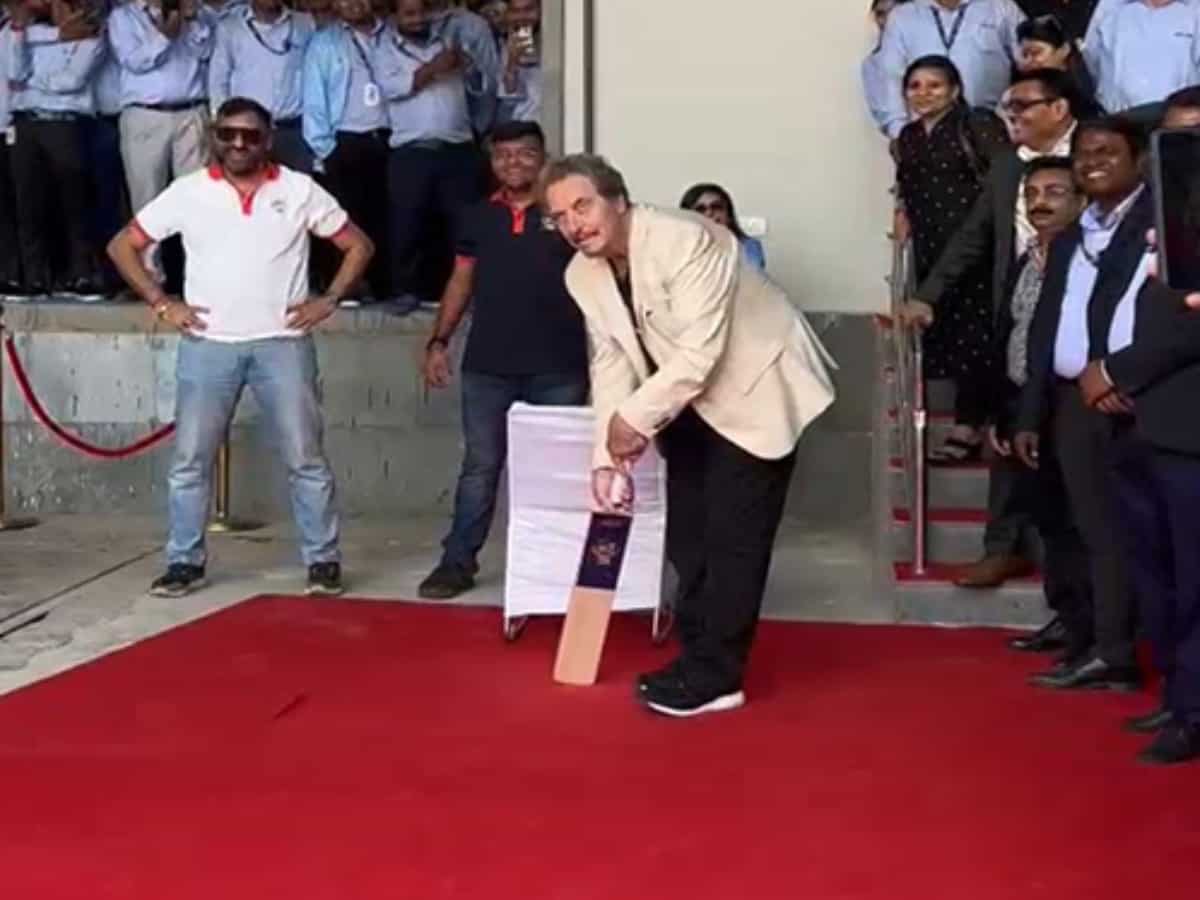 Errol Musk plays tennis ball cricket, joins hands