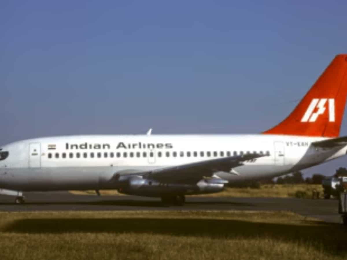 1988 Ahmedabad landing crash kills 130+ 1988 Ahmedabad landing crash kills 130+