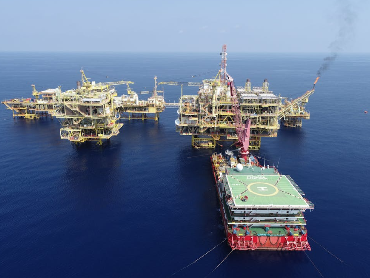 Oil prices plunge over 4% as Iran expresses desire for peace talks with Israel