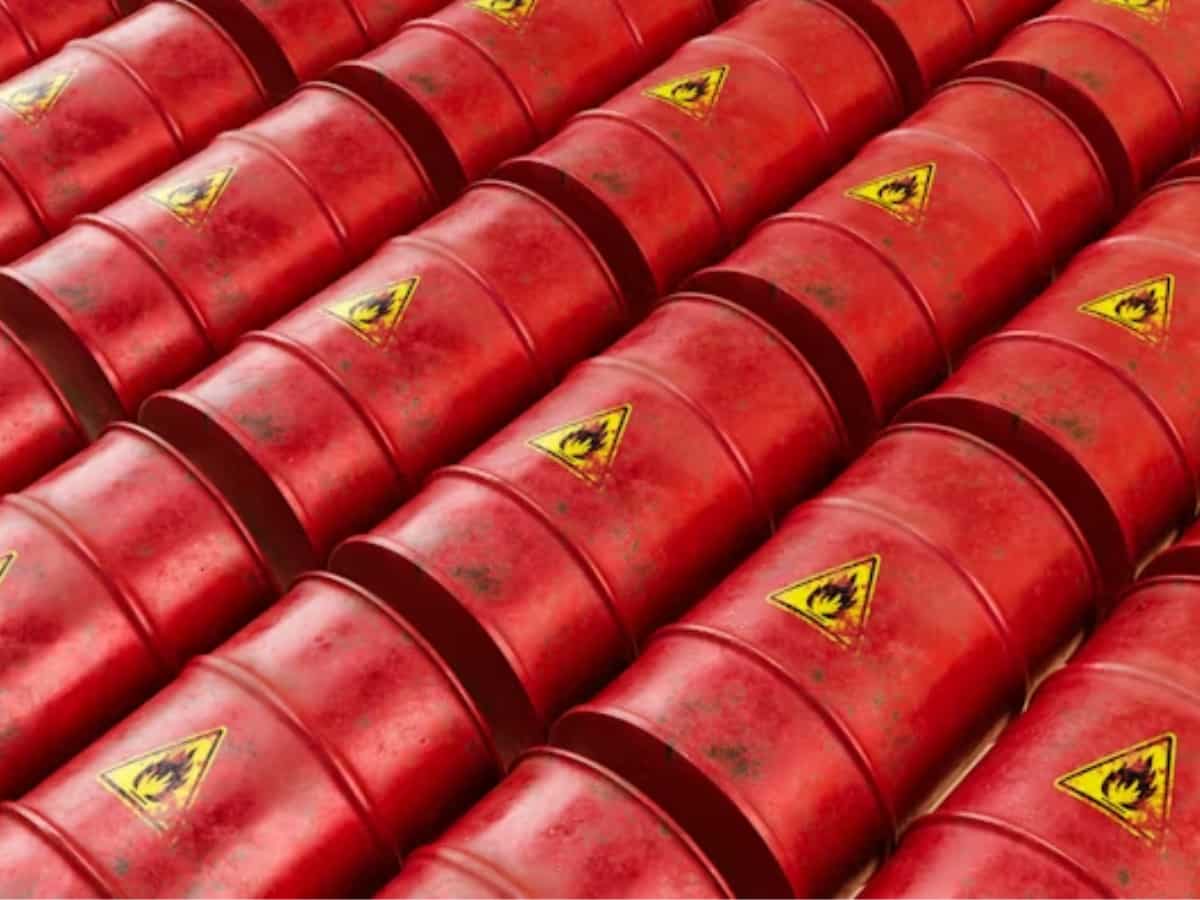 Oil prices plunge nearly 5%, returning to levels last seen before Iran-Israel conflict