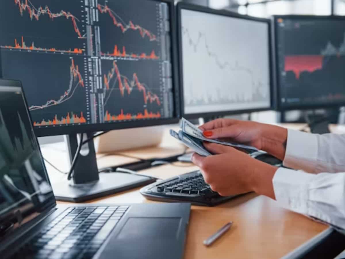 Midday Trade: Sensex falls over 550 points, Nifty