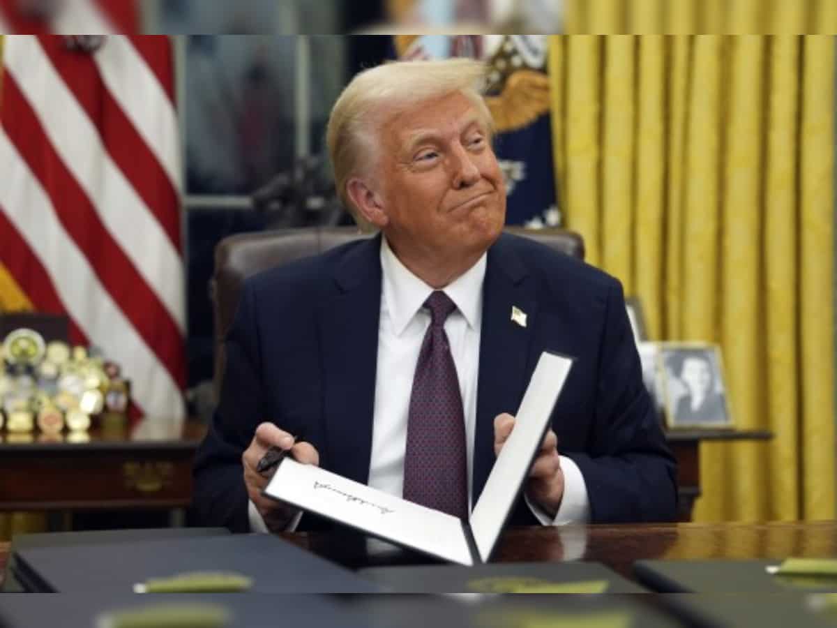 Hours before deadline, Trump signs fresh tariff order