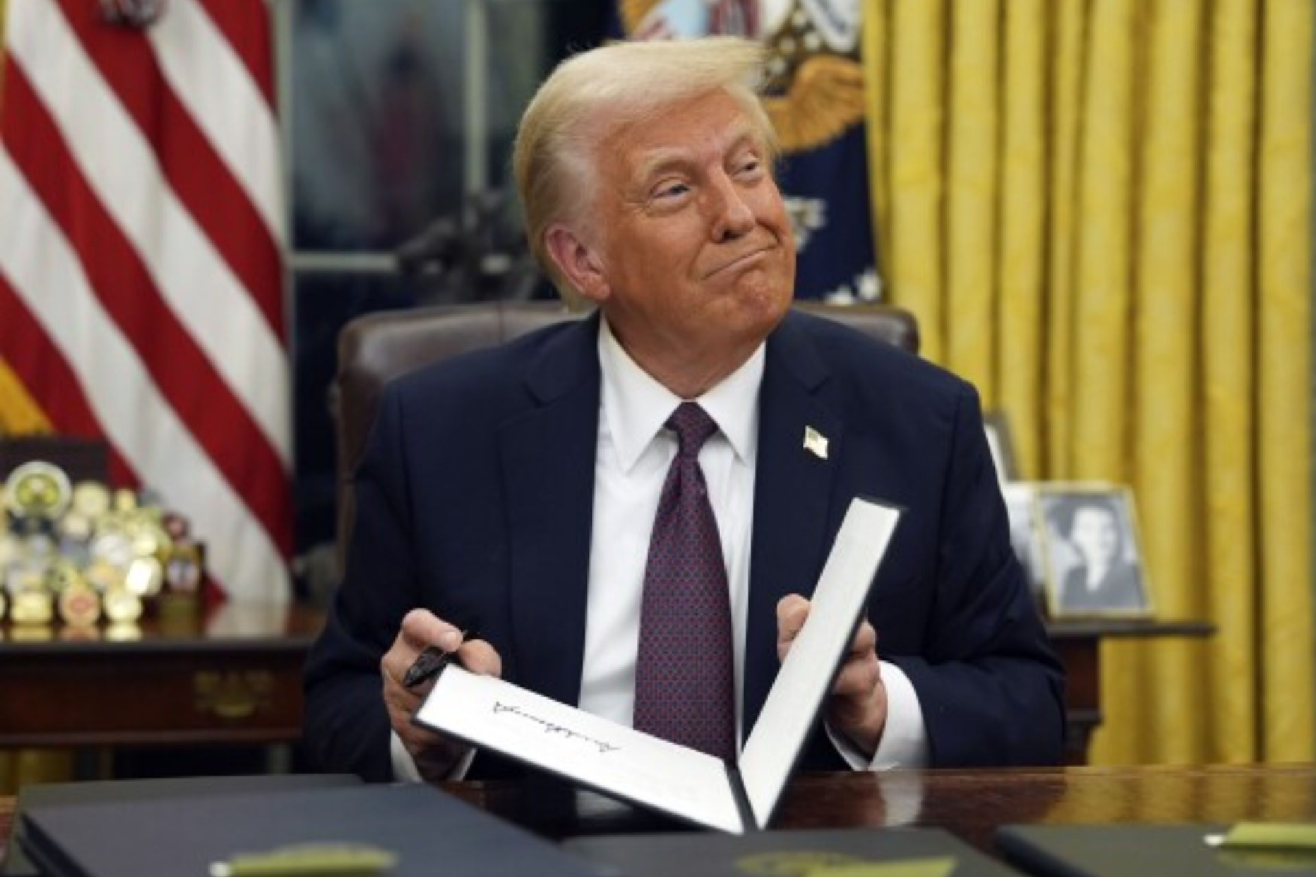 Hours before deadline, Trump signs fresh tariff order