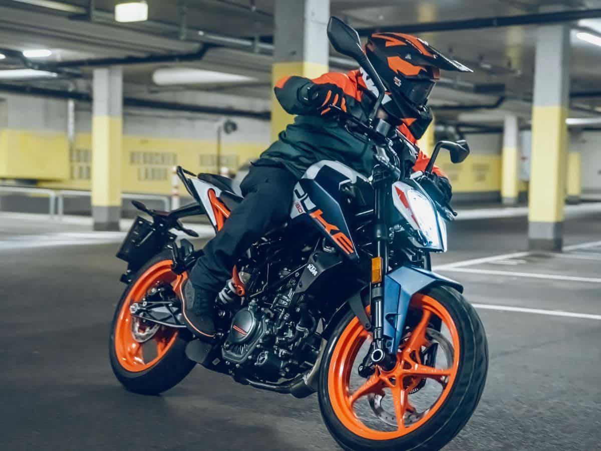 KTM rolls out new Duke 160 starting at Rs 1.85 lakh; 3 colours enter stable