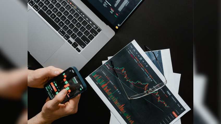 Sensex ends 62 pts lower, Nifty slips to 24,635 as market extends losses to 7th session in a row