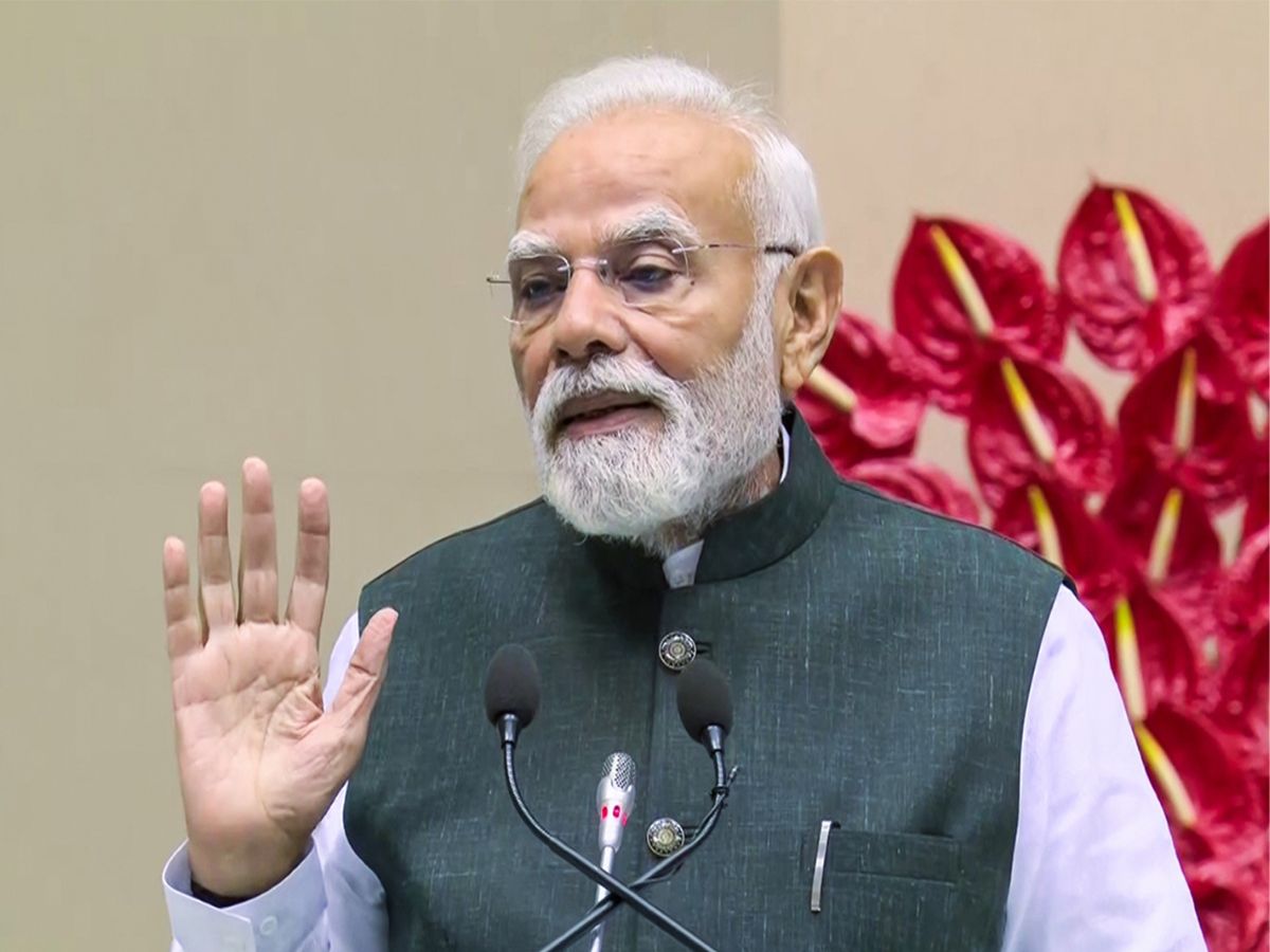 CM योगी ने कहा, "मैंने प्रधानमंत्री को जेवर हवाई अड्डे के उद्घाटन के लिए आमंत्रित किया है।" 3 PM Modi to inaugurate Navi Mumbai International Airport, launch Rs 37,270 crore projects in Mumbai