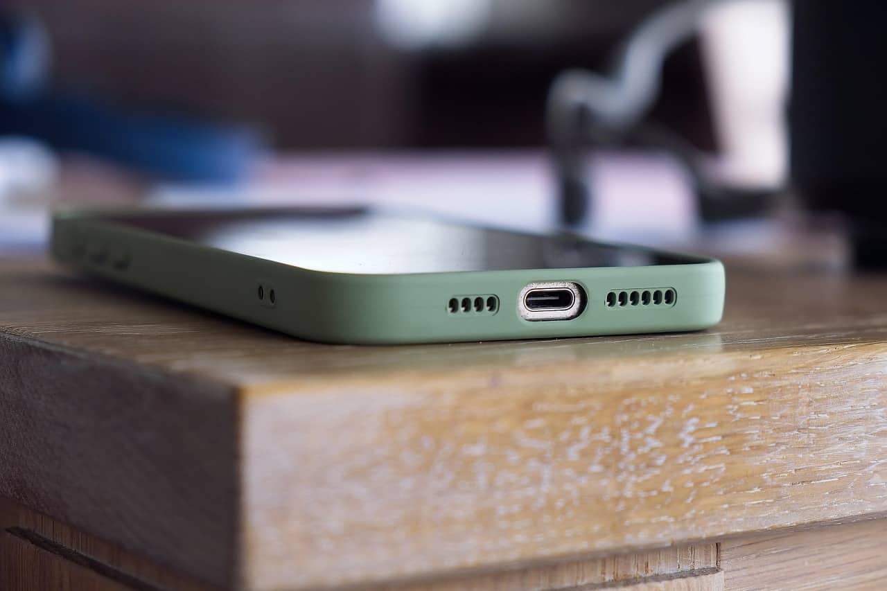 Domestic smartphone market grows 3% in Q3; Apple hits record shipments amid festive push