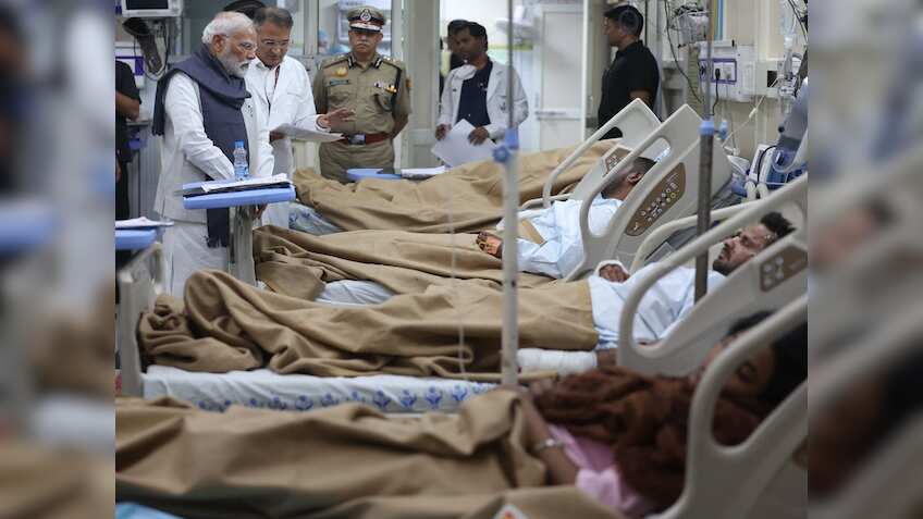 Delhi Red Fort Blast: PM Modi visits LNJP Hospital, meets injured, vows justice