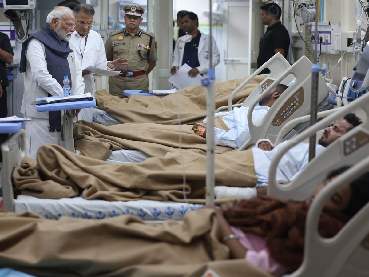 Delhi Red Fort Blast: PM Modi visits LNJP Hospital, meets injured, vows justice