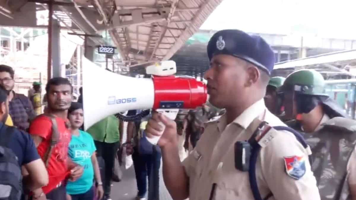 Passenger caught with Rs 70 Lakh on Duronto Express in Jamui; RPF, GRP and Income Tax investigate
