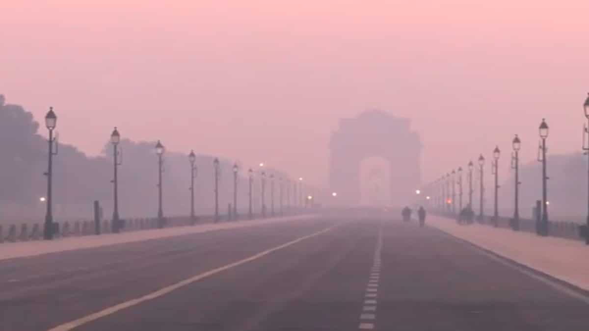 Delhi–NCR chokes as AQI breaches 500 in several areas; dense smog and cold mornings intensify discomfort