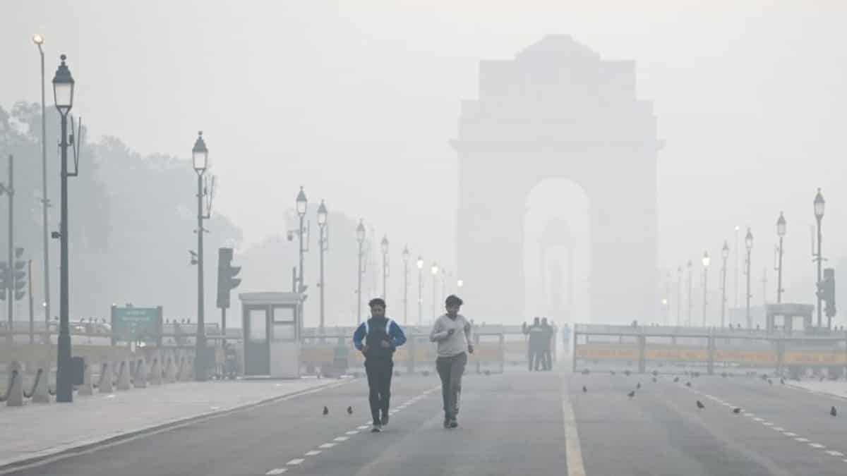Delhi chokes as AQI remains ‘very poor’ at 334, cold spell grips national capital