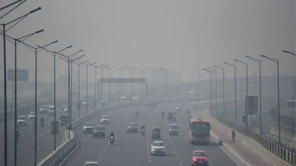 Delhi Air Quality Deteriorates: ‘Poor’ to ‘Very Poor’ levels recorded