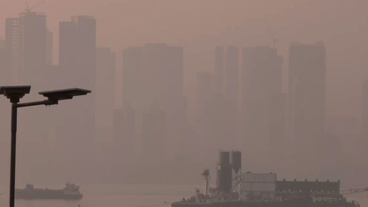 Mumbai sees moderate haze while Delhi chokes under severe air pollution