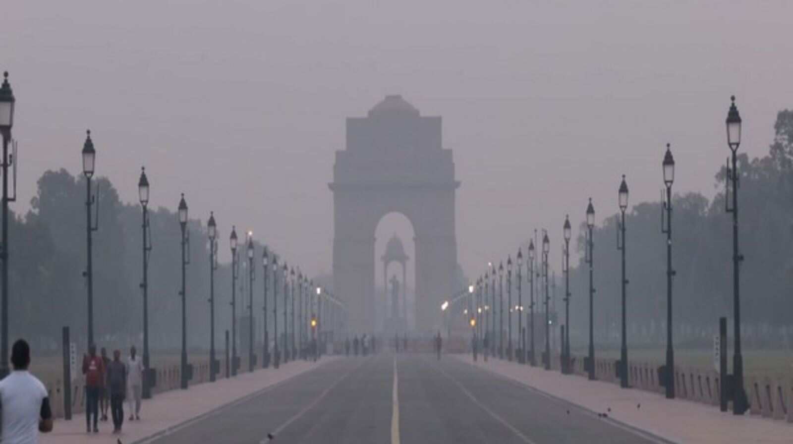 Delhi Chokes Again: AQI nears severe amid dense smog and fog