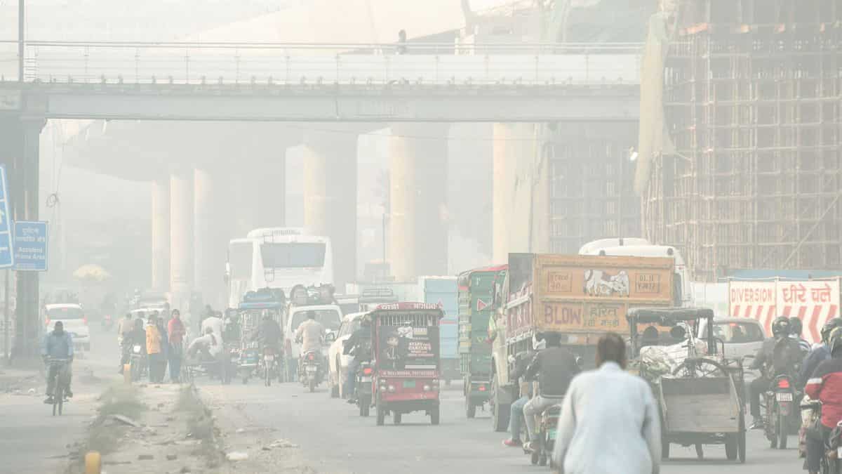 Delhi AQI Today: City's air pollution worsens, persistent smog pushes air quality back into ‘very poor’ category