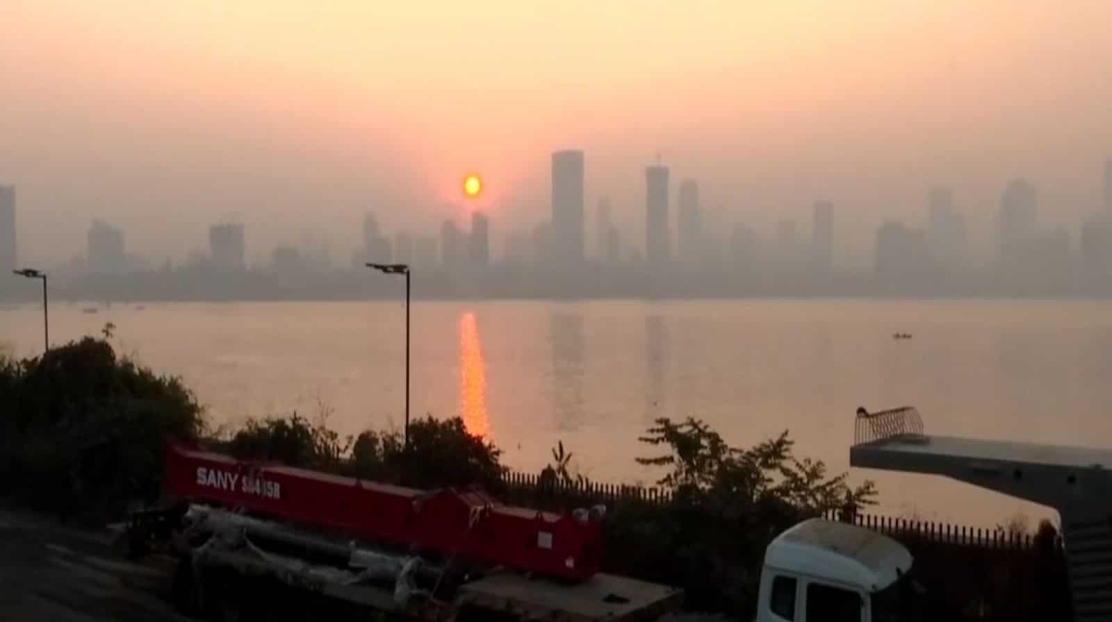 Mumbai AQI in ‘moderate’ zone, Delhi chokes in ‘severe’ air as smog and fog persist