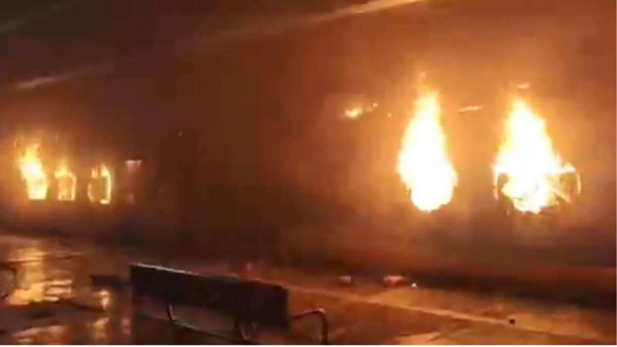 Andhra Pradesh: Fire engulfs AC coach of Tatanagar–Ernakulam Express near Yalamanchili
