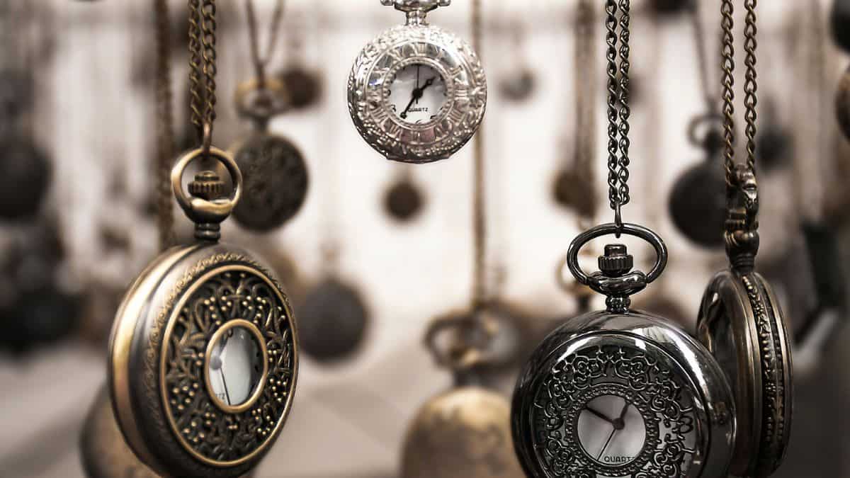 As investors stare at wild swings, jewellers & goldsmiths seek probe into MCX silver anomaly