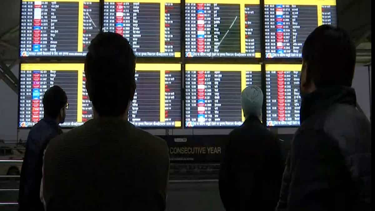 Flight Safety in Fog: CAT operations and travel advisories for passengers